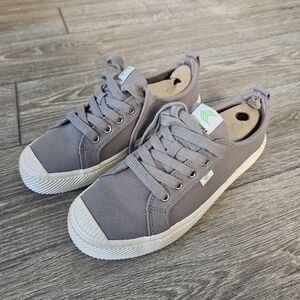 Cariuma OCA Low Canvas Sneaker in Mystic Grey